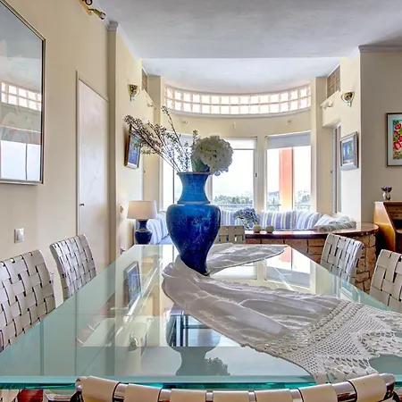 Villa Seaview & *